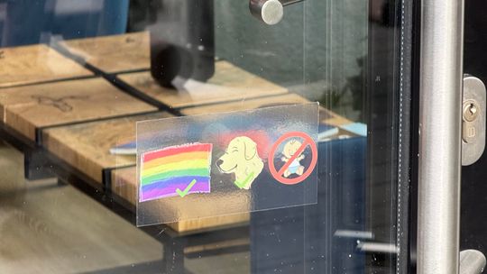naklejka w jednym z hoteli nad Bałtykiem informująca o tym, że nie mogą w nim przebywać dzieci