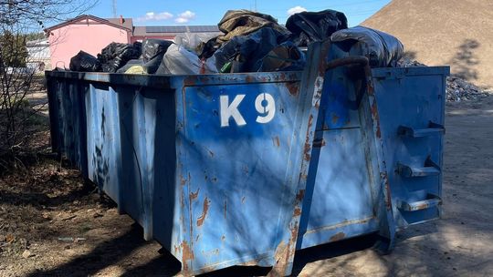 Z Raduni wyciągnęli dwa kontenery śmieci. Jednego śmieciarza namierzyli po... śmieciach