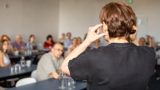 „Za rękę przez mgłę” – udane warsztaty dla opiekunów osób z demencją