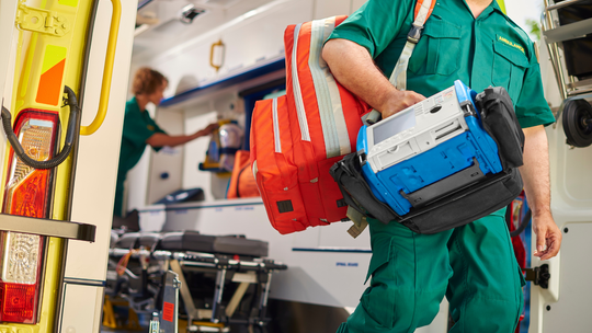 Zaatakował ratownika, gdy ten usiłował mu pomóc. Agresywny pacjent był pod wpływem