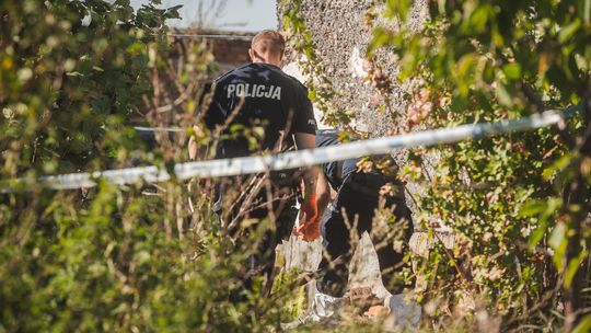 policjanci na miejscu zabójstwa noworodków w Czernikach