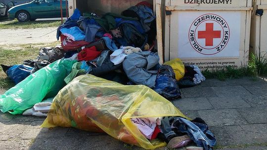 Zaczynamy tonąć w tekstyliach. Gmina Chojnice stawia nowe kontenery na ubrania