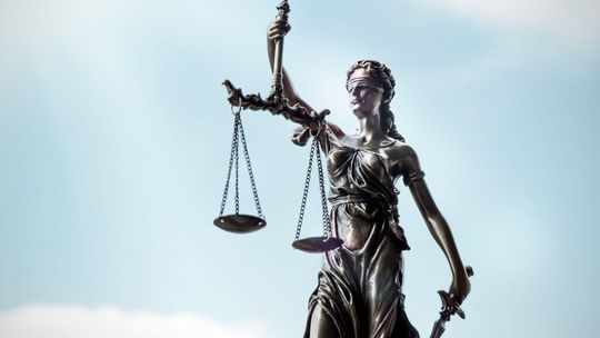 Zadał krewnemu 240 ciosów nożem i... wyszedł na wolność. Zaskakujący wyrok sądu