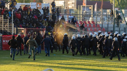 Zadyma na meczu Gryf Słupsk - Elana Toruń! Rannych dwóch policjantów