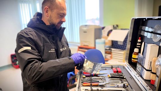 technik kryminalistyki w trakcie pracy z walizką kryminalistyczną