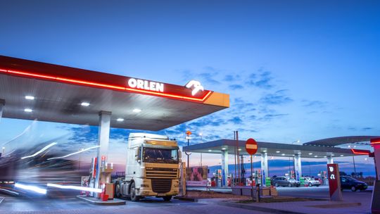 Zagraniczne stacje napędzają wyniki ORLEN-u. 76,5 mld zł przychodów i rekordowe inwestycje