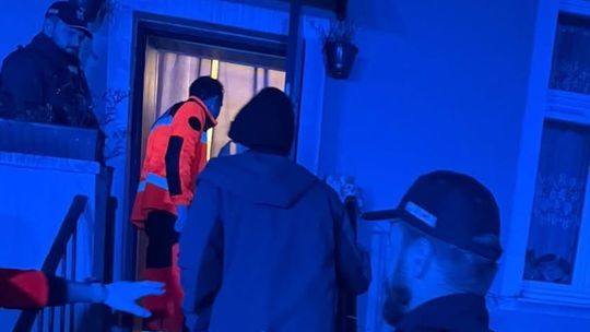 Policja i ratownicy medyczni odwieźli seniora do domu.