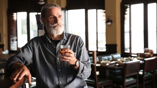 mężczyzna z alkoholem w szklance, zdjęcie ilustracyjne