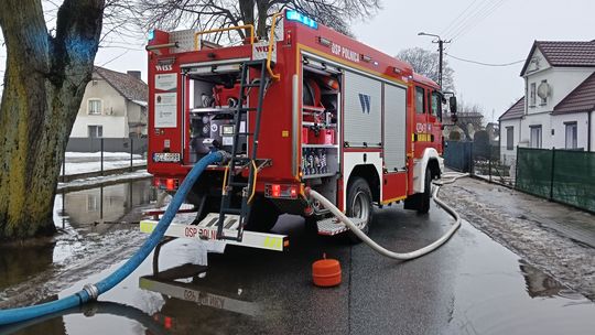 straż pożarna, odpompowywanie wody z drogi w Polnicy