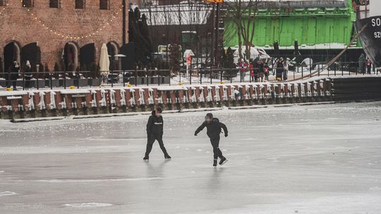 Zamarznięta Motława przyciąga łyżwiarzy. Eksperci alarmują: to śmiertelne zagrożenie!