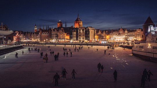 Zamarznięta Motława przyciąga tłumy. Policja ostrzega przed niebezpieczeństwem Zamarznięta Motława przyciąga tłumy. Policja ostrzega przed niebezpieczeństwem
