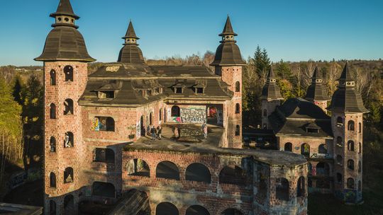 Zamek w Łapalicach jako hotel i SPA? Zielone światło dla słynnej samowoli budowlanej