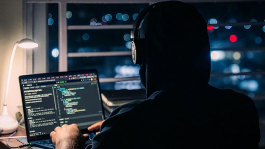 Słupsk: Zamiast sprzedać, straciła 100 tys. złotych. Dwie kobiety oszukane w sieci