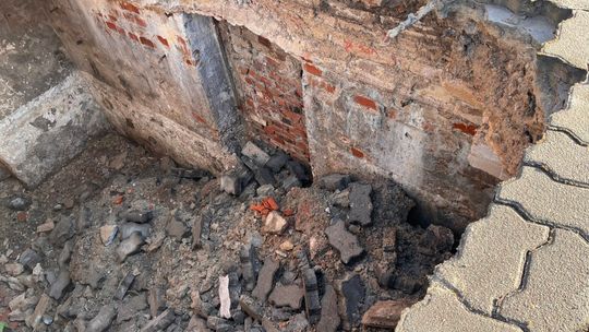 Zapadła się ziemia na parkingu przy zamku w Człuchowie! Dwa samochody w osuwisku osouwisko pod zamkiem w Człuchowie