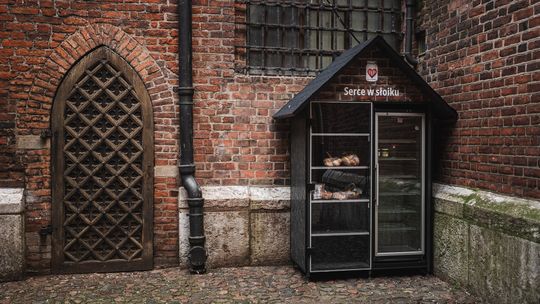 nowa lodówka społeczna przy bazylice Mariackiej w Gdańsku