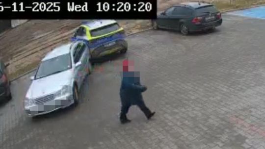 Zaparkował samochód i poszedł do sklepu. Auto z żoną w środku stoczyło się na radiowóz Lipnica: Samochód stoczył się na radiowóz. Kierowca... odjechał
