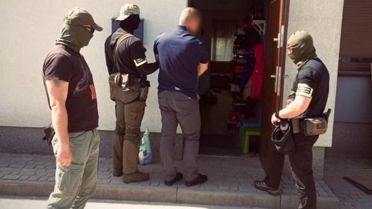Zarabiali na legalizacji pobytu cudzoziemców. W tle fałszywe dokumenty i fikcyjne studia