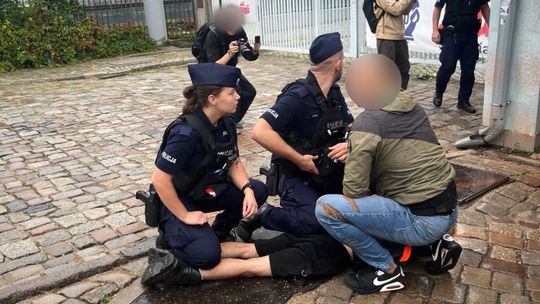 zatrzymanie aktywistów Ostatniego Pokolenia przy Bramie nr 2 Stoczni Gdańskiej