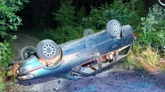 Jechali na dachu, jeden nie żyje. Zarzuty i areszt dla 17-latka po wypadku w Mściszewicach
