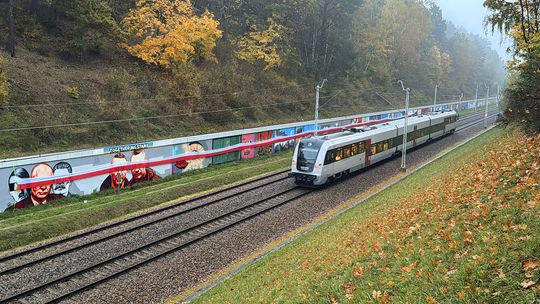Zasłonili antywojenne murale i odpalili race. PKM składa zawiadomienie