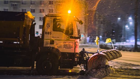 Zaspa odcięła wieś pod Słupskiem. Pług nawiózł hałdę śniegu... i odjechał