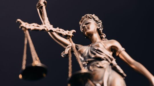 Zatrzymali go zakrwawionego na ulicy. Wcześniej zabił partnerkę. Robert G. skazany na dożywocie Temida, zdjęcie ilustracyjne