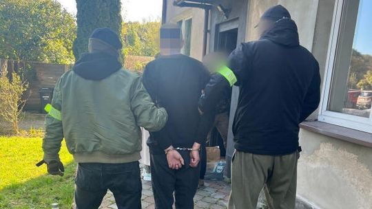 Zatrzymany w Gdyni po podpaleniu auta z Ukrainy. Policja: Miał materiały wybuchowe