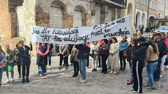 Zawirowania w gminie Gniew. Rodzice: Szkoła to inwestycja, a nie obciążenie budżetu