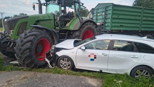 Zderzenie samochodu osobowego z ciągnikiem w Otłówku. Matka z córką trafiły do szpitala