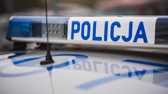 Zderzenie samochodu osobowego z tramwajem w Gdańsku, kierowca wydobywany z wraku auta