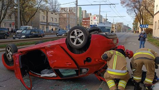 Groźna kolizja trzech samochodów w Gdyni! Jedno auto dachowało