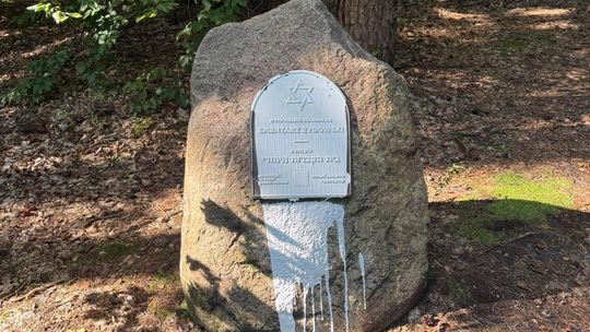 Zdewastowano pomnik na cmentarzu żydowskim w Skarszewach. Sprawę wyjaśnia policja