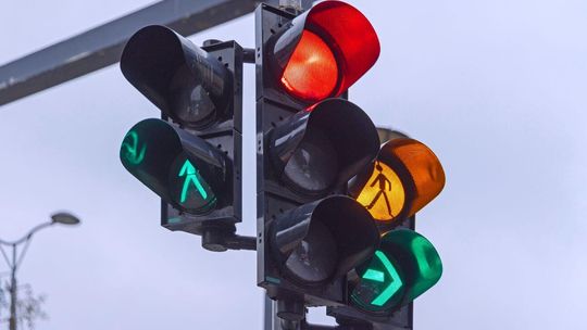 Zielona strzałka bez zatrzymywania. Nowe przepisy dla kierowców coraz bliżej