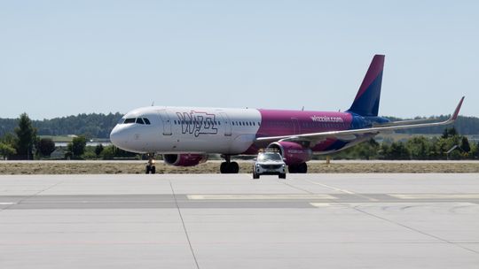 Samolot Wizz Air podczas startu z lotniska