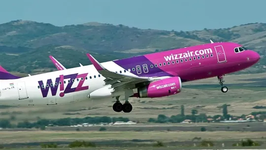 Samolot Wizz Air podczas startu z lotniska