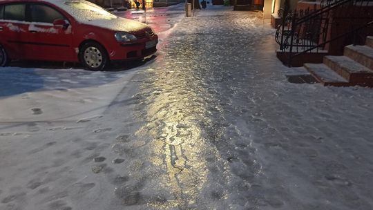 Zima na Pomorzu: Gołoledź, ale linie kolejowe już przejezdne, pracują lodołamacze