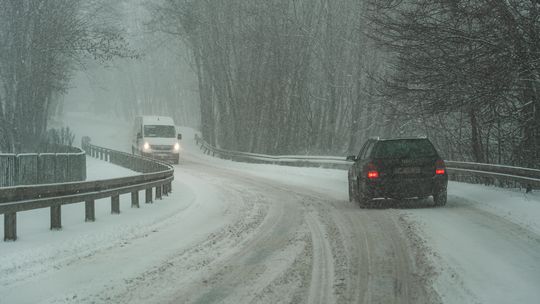 Zima nie odpuszcza! Silne mrozy, śnieżyce i nagłe odwilże