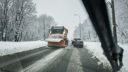 Zima uderzyła z pełną mocą. Tak wyglądają drogi na Kaszubach śnieżyca na Kaszubach, 2026