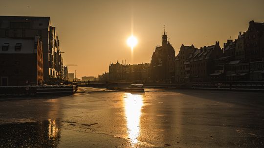 Motława skuta lodem i urok prawdziwej polskiej zimy! Gdańsk w zimowej scenerii zachwyca