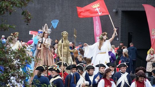 Zjazd Hanzy w Gdańsku rozpoczęty! Wielka Parada Miast przeszła pod Neptuna