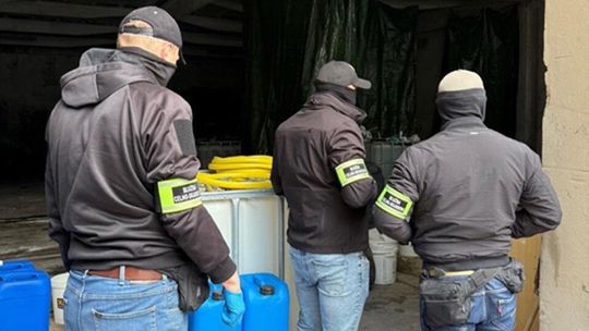 Zlikwidowali fabrykę narkotyków. W kontenerach znaleźli kilka ton chemikaliów