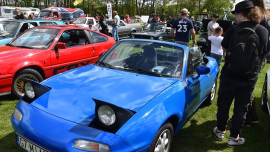 Zlot pojazdów retro w Chmielnie. Dziesiątki starych aut… jak spod igły, wypełniły gminny stadion