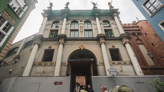 Złota Brama nadal straszy ogrodzeniem. Brak wykonawcy opóźnia remont zabytku