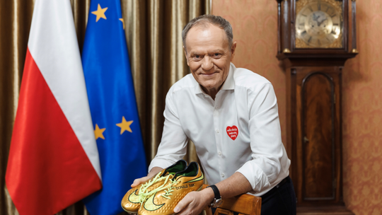 Złote korki Donalda Tuska wylicytowane za 700 tys. zł. Rekord WOŚP 2026?