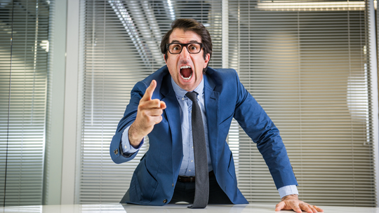 Zły szef w pracy? Te cechy najbardziej denerwują pracowników