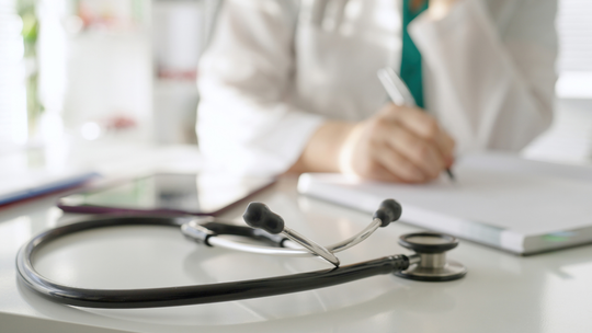 Wyjazd na L4 a zasiłek chorobowy. Od kwietnia zmieniają się przepisy