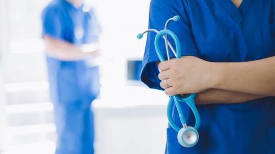 Państwo walczy z pseudomedycyną. Lex Szarlatan ma ukrócić „cudowne terapie”