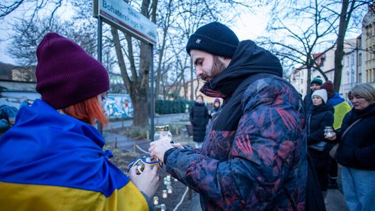 Znicze na Skwerze Bohaterskiego Mariupola w rocznicę agresji Rosji