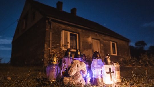 Znicze pod domem w Czernikach. Wieś czeka na pogrzeb noworodków