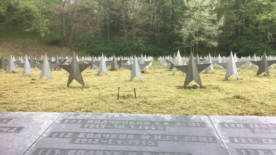 Zniszczone gwiazdy na mogiłach. Cmentarz Żołnierzy Radzieckich w Gdańsku znieważony